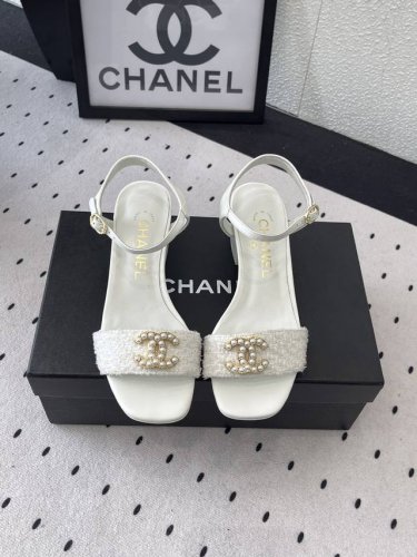 Chanel新款夏季凉鞋 高品质出货 国内外博主刷爆的一个百搭系列 春夏衣橱搭配必备 进口丝绸绸缎鞋面 进口水晶羊皮内里 原版开模定制真皮大底 Size: 35