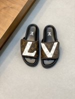 路易威登面包拖 又一爆款最新 Lv一出即巅峰的超爆款的老花拖鞋面包的脚感 软绵绵的超舒服 魔术贴的设计宽宽的可以显的脚好瘦好好看 夏天最爱 这个设计太时尚了 酷