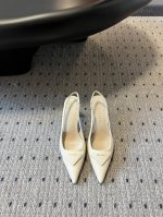 prad* 尖头小猫跟三角标高跟鞋漆皮设计的女款高跟鞋 真的不要太好看 还做了后系带设计 小性感简约大气 太好看了吧 这一季的Prada小猫跟配上三角扣的设计