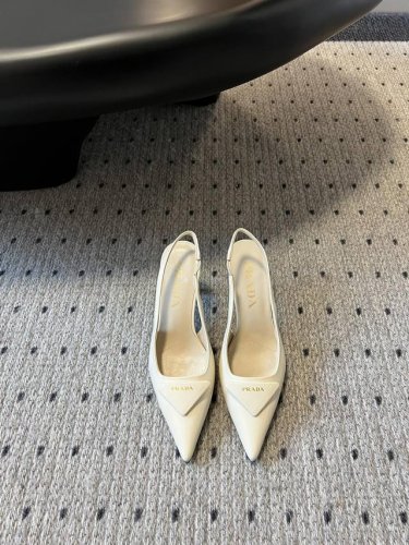 prad* 尖头小猫跟三角标高跟鞋漆皮设计的女款高跟鞋 真的不要太好看 还做了后系带设计 小性感简约大气 太好看了吧 这一季的Prada小猫跟配上三角扣的设计