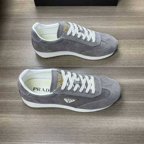 Prada 普拉达 -高端品质 原单 -鞋面：反绒小牛皮、鞋身品牌金属扣件 -内里：水染牛皮 -大底：超轻tpr 橡胶; 双色成型大底 -超高品控 做工精细：凸