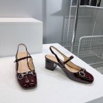 高品质出厂 ！顶级品质Gucci古驰2025春夏新款G家新款马衔扣露跟浅口后系带凉鞋漆皮玛丽珍粗跟圆头后空凉鞋 这款浅口鞋甄选进口软漆皮打造，匠心融蕴经典马绗扣