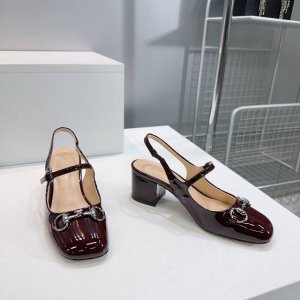 高品质出厂 ！顶级品质Gucci古驰2025春夏新款G家新款马衔扣露跟浅口后系带凉鞋漆皮玛丽珍粗跟圆头后空凉鞋 这款浅口鞋甄选进口软漆皮打造，匠心融蕴经典马绗扣