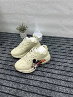 Gucci古驰G家 Rhyton系列 最新版面 双G 老爹鞋 情侣款 厚底 休闲 运动鞋 原版购入开发 做货 这款Rhyton系列运动鞋采用象牙白色皮革搭配复