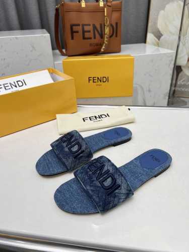 最新夏季爆款FENDI芬迪凉鞋，专柜原装正版，面料：头层羊皮，内里头层羊皮，橡胶底 真皮底 .35 44码欢迎下单，
