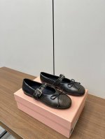 Miu Miu 缪缪 25Ss 早春新款 玛丽珍芭蕾舞鞋 P360 缪家以芭蕾的灵动意韵融于日常. 以现代笔触刻画舞鞋经典轮廓！ 超软的摔纹漆皮质款芭蕾舞鞋.