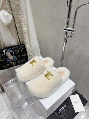 Celine 赛琳 新款C家赛琳凯旋门羊毛拖鞋 这季节美鞋太多这款毛拖真的是让我无法自拔 真太可爱了 毛茸茸的羊毛是选用欧洲进口A级羊毛我们做到与原版一致全鞋采