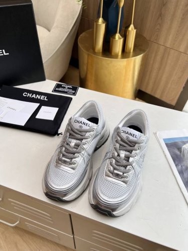 chanel 香奈儿早春度假系列 最新款休闲运动鞋 银白，金白，银灰，黑红！无敌漂亮又好穿 非常轻便，内里也是超级软，超级舒服，鞋面透气设计，配色高级耐看 百搭