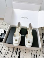 代购级 香奈儿Chanel 25 A夏季新款来啦 这双包头中空拖凉鞋 中跟设计 简直是优雅与舒适的完美结合 经典山茶花鉆扣点缀 细节满分 进口小牛皮面料+羊皮内
