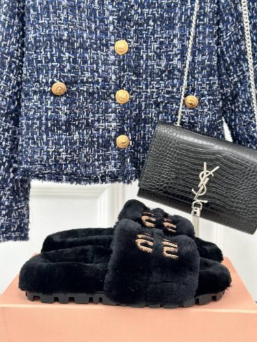 厂价 MIUMIU经典秋冬字母毛毛拖鞋 这季节美鞋太多这款毛拖 真的是让我无法自拔真太可爱了～ 毛茸茸的羊毛是选用欧洲进口A级羊毛 我们做到与原版一致满鞋 全部