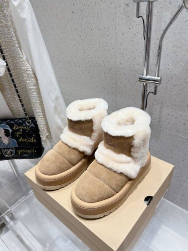 UGG 新款明星同款拼色厚底毛毛拖鞋 半拖 短靴 雪地靴 内里羊毛一体 保暖性能卓越 耐磨橡胶底 鞋子抓地力更好 拥有这一双UGG 让小脚丫在寒冷冬日始终温暖舒