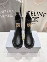 高版本出厂 Dior*迪奥D家2024ss秋冬新品短靴，经久不衰的切尔西短靴，彰显经典设计，市场顶级版本 采用柔软的牛皮制作，打造休闲又不失优雅的风格。鞋底饰以