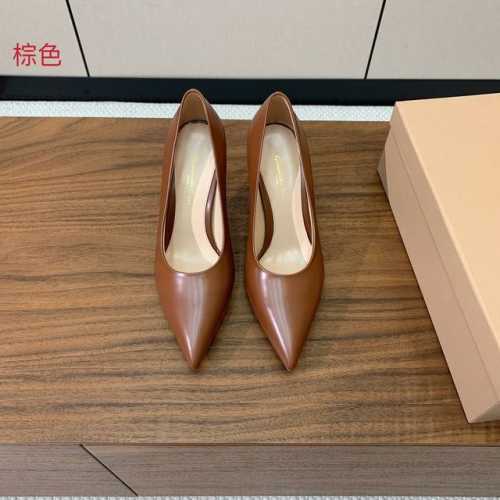 Gianvit* Ross* 深口单鞋。这款鞋一看都觉得女人味十足。喜欢细高跟的宝贝们有福利了。完美驾驭永不过时的款。 材质：1进口羊猄2开边珠。羊皮内里及垫脚