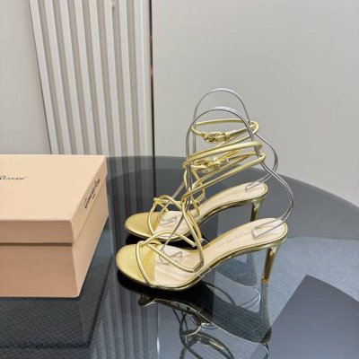 顶级版本 Gianvit* Ross*2025早春新款凉鞋 娇气又不失气质优雅的一款单品这个新春值得入手 现代优雅风格，女人味十足 让您在舒适中彰显时尚性格。
