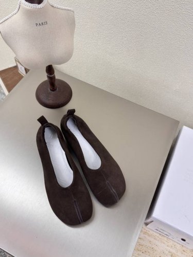 平底分趾 奶奶鞋 Mm6 Maison Margiela 高丝光牛反绒皮 大热时尚风格 咖啡色 Mm6 Maison Margiela的实验性从功能主义的解构美