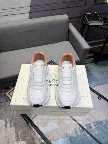 专柜最新上新 顶级高端版本alexander Mcqueen 亚历山大麦昆 最新款 阔型运动鞋小白鞋休闲鞋新色！ 后尾巴真的是太有特色太好看了，一眼爱！顶级版本