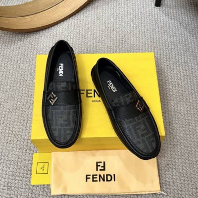 出厂价P Fendi 芬迪 2025年新米兰男时装懒人走秀款时尚休闲豆豆鞋 进口小牛皮面料 超滑质感 吸汗透气 ， 羊皮内里 。鞋身金属Logo美杜莎头像不规则