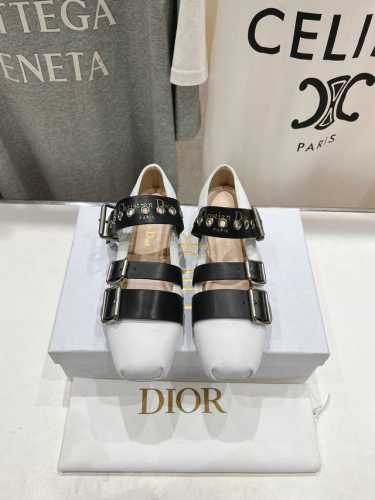 高版本出厂 Dior*迪奥D家2025Ss新款搭扣玛丽珍乐福鞋走秀款芭蕾舞鞋！顶级版本～ 超级仙女范的芭蕾舞鞋，鞋子蛮有看点，方头鞋头 ！颜值超高、个性又时尚、