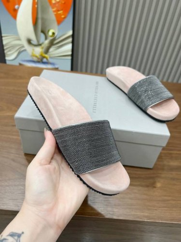 BrunelloCucinelli 。B C时尚休闲拖鞋新款。面料：进口牛绒+羊皮。内里进口牛绒，，纯铜珠链，上脚美观大方，百分百原版开发。原版包装，码数，36