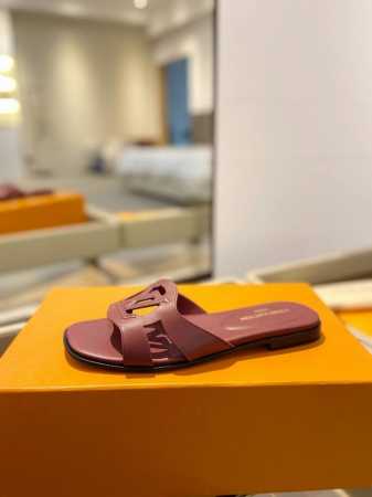 Louis Vuitton 路易威登 本款 Lv Isola 平底凉拖采用柔软牛皮革，令宽幅鞋面呈现镂空 Lv Circle 标识 ，追寻跨越时间的经典格调。多 - 点击图像关闭