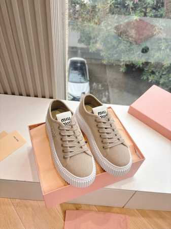 340所见即所得G024Miu Miu 25Ss 春夏新款走秀Miumiu 饼干的休闲鞋秀场工艺来自Miu Miu系列的细节特写 新季的潮流此刻挚爱的概念，多元 - 点击图像关闭