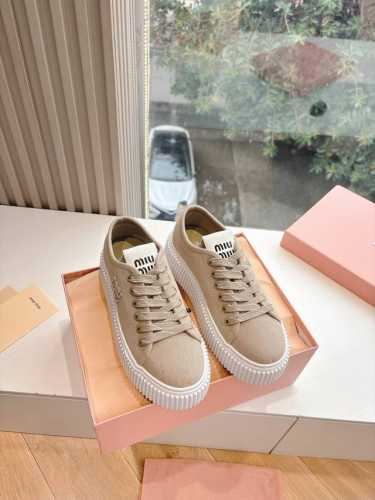 340所见即所得G024Miu Miu 25Ss 春夏新款走秀Miumiu 饼干的休闲鞋秀场工艺来自Miu Miu系列的细节特写 新季的潮流此刻挚爱的概念，多元