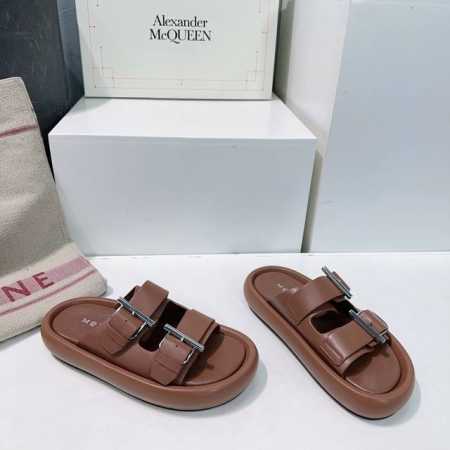 高品质出厂 ！顶级品质Alexander McQueen 麦昆 25早春新款水台增高厚底搭扣拖鞋凉鞋！搭配利落年轻的设计！舒适百搭的同时也具备出色的耐用性！融合 - 点击图像关闭