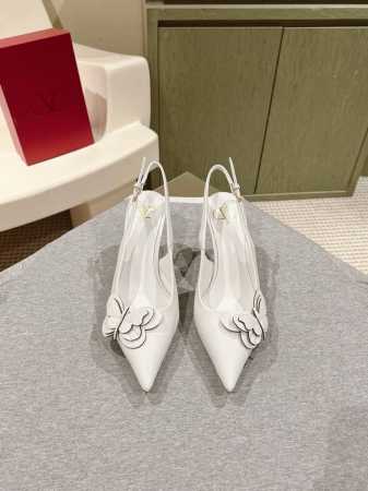 四季百搭系列！你的鞋柜缺一双吧？ 代购级别！ Valentino 整个系列台资工厂出品！进出专柜无压力！Rockstud 华伦天奴铆钉漆皮芭蕾舞平底鞋 One - 点击图像关闭