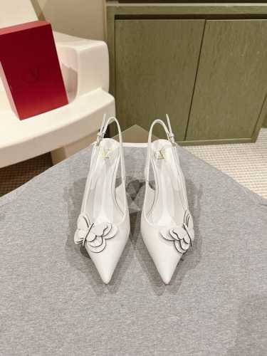 四季百搭系列！你的鞋柜缺一双吧？ 代购级别！ Valentino 整个系列台资工厂出品！进出专柜无压力！Rockstud 华伦天奴铆钉漆皮芭蕾舞平底鞋 One