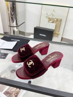 CHANEL 25早春新品 拖鞋火爆上市！黑色、米白、杏色、粉色、黑色真丝绒、酒红真丝绒、跟高6厘米。35-43。像胶底