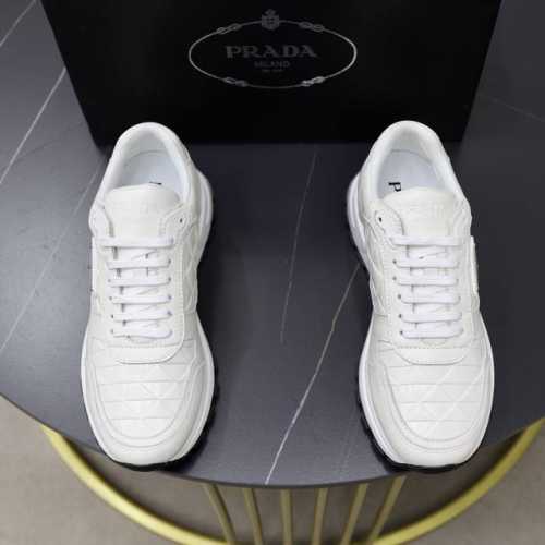 品牌：普拉达prada 标准码：38-44 45订做 等级：官网同款 材料：原版材料拼接 舒适透气内里 轻便耐磨运动大底 款式类别：男士时尚休闲鞋 跑步 运动鞋