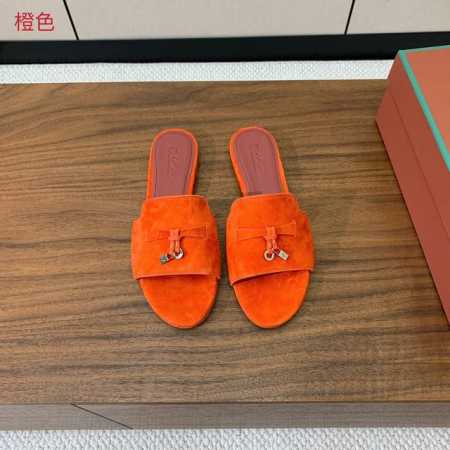 Loro piana 代购级平底拖鞋。这款绒面拖鞋搭配饰有Loro Piana My Charms 吊坠的饰带，并饰以同色缝线。精致柔美，适合搭配都市和度假装束 - 点击图像关闭