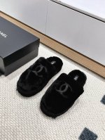 CHANE*小香ss新款羊毛拖鞋頂级品质纯皮毛一体羔羊毛打造！米超温暖的感觉，穿上仿佛踩在云朵上，精致高级！让这双毛拖身价陡增！鞋底是原版开模的防滑橡胶大底，非