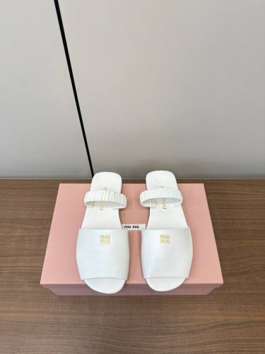 顶级品质 Miumiu｜谬谬2025春夏新款凉拖鞋 可甜可盐的喵喵女孩 简约设计的鞋面给这款凉拖增添不少少女心。 原版 1：1开发，各大明星 网红的热爱款 ，亲