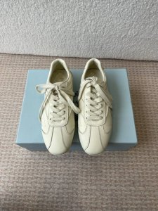 prada 普拉达 25Ss春夏新款 德训鞋 休闲鞋 精工制造，缝线均匀，皮质质感一览无余，多色拼接，时尚大方，柔软舒适透气，外侧饰有Prada字母徽标 搭配织