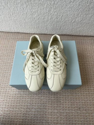 prada 普拉达 25Ss春夏新款 德训鞋 休闲鞋 精工制造，缝线均匀，皮质质感一览无余，多色拼接，时尚大方，柔软舒适透气，外侧饰有Prada字母徽标 搭配织