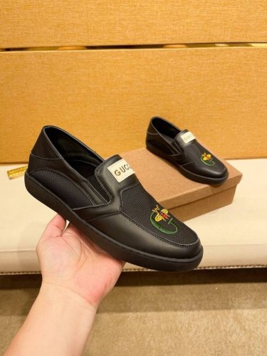 工厂P价 。新款男鞋 Gucci 古奇 最新鞋出货。原单品质 时尚潮流 采用特殊材料 内里羊皮 全新包装。脚感超舒适，做工简直无可挑剔 码数:38-44 45订