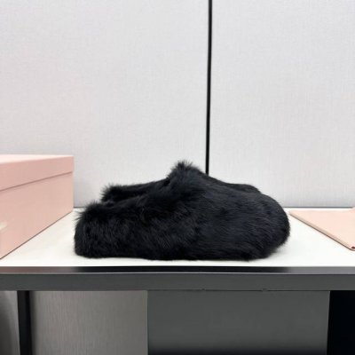 MIUMIU经典秋冬字母毛毛拖鞋 这季节美鞋太多这款毛拖 真的是让我无法自拔真太可爱了～ 大底我们选用的是与原版一样的TPU材质 底片耐磨防滑！！ 码数：35-