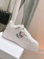 顶级版本 全新情侣休闲运动厚底鞋，众多明星、网红示范的超级百搭款，两侧饰以 Cd 标志彰显大气简约感。 原板开模打造，各方面细节欢迎鉴定对比 原版进口牛皮拼接网