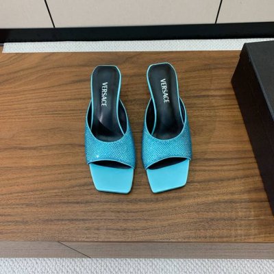 versace 金属跟拖鞋。很浓郁的意式风格。鞋面真丝烫钻，羊皮内里及垫脚。真皮大底。码数：35-41 40、41定制不退换 批：