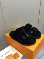LV 2024新款秋冬毛绒拖鞋超级可爱 这一季的又让我重新爱了它一次！这季节美鞋太多这款毛拖真的是让我无法自拔真太可爱了～ 毛茸茸的羊毛是选用欧洲进口A级羊羔毛