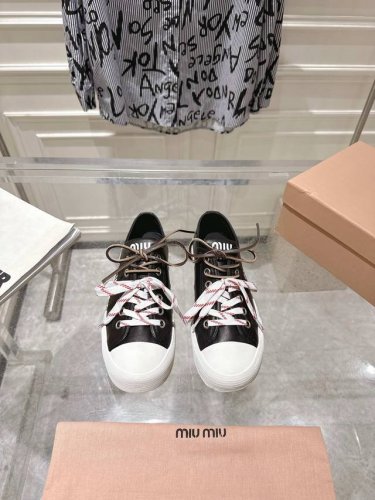 出 Miumiu*繆繆Miu家2025系带帆布鞋德训鞋休闲鞋这款系带休闲运动鞋妥妥的美式休闲风格~日常穿着必选 上脚超级好看舒适经典百搭的绝绝子单品 面料:刺绣