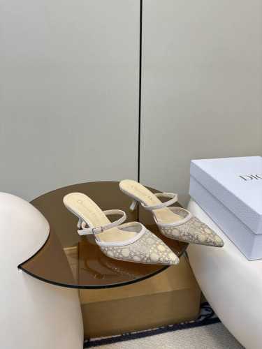 顶级原单 配飞机盒 dior 迪奥 新品猫跟汤钻时尚凉鞋 新品烫钻小猫跟凉鞋 经典的迪奥藤格纹元素 时尚必备款舒适感真的极极好 面料网纱+汤钻 内里采用原单订制
