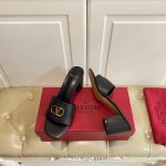 橡胶大底 ， 真皮底定做 ，华伦天奴Valentino新款拖鞋，牛皮 编织面，羊皮里，跟高6.5cm，35-41码 42，43码可定做不退换
