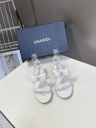 Chanel香奈儿春夏最新款蝴蝶结凉鞋 超多网红时尚博主种草 夏天必备 柜柜原版购入完美复刻 手工包扎的羊皮立体的蝴蝶结 鼓鼓囊囊的 简约的小香风 甚是可爱没有