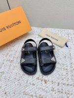 出厂 高版本 Louis Vuitton 路易威登 最新时尚休闲半凉鞋～代购级当季最新潮品 众多博主纷纷种草，入购原版开模定制 镂空组合设计与应用语言学硕士专业