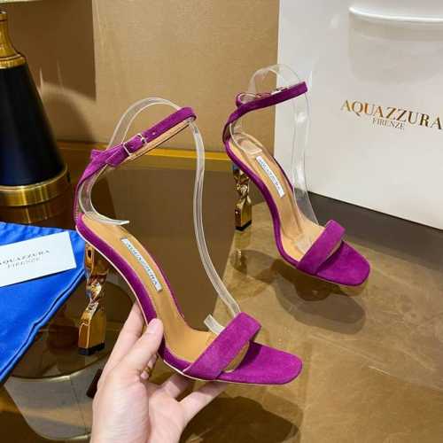 Aquazzura 新款凉鞋 面料采用原版定制牛皮制成，搭配9.5cm金色烤漆跟，简单大气的设计。适合派对的设计适用各种套裙，连衣裙晚礼服，夜场各种款式。 __