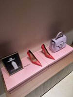 早早春新品 ★面料 漆皮 内里 羊皮 鞋底 牛皮大底 原版注塑 优雅风格 创造不一样的感觉 跟高10 Cm 专柜包装 简约气质款式！ Show Bdetails