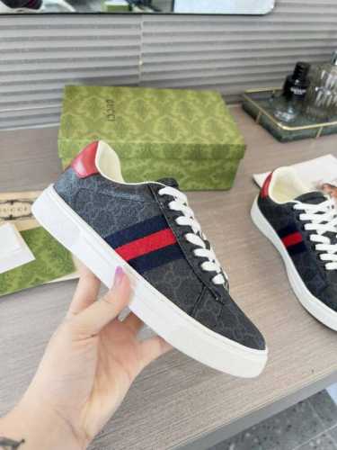 Gucci 古奇新款情侣款小白鞋。面料:牛皮+面料胶料。牛皮垫脚， 女款 35-41 男款39-45 批：女款 男＋10