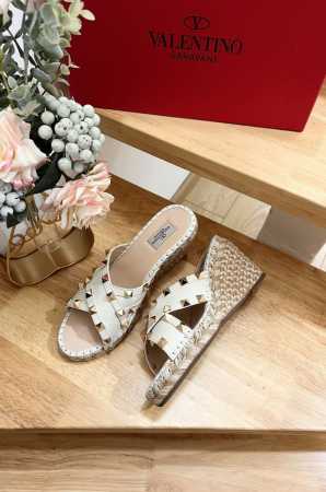 valentino Garavani 荔枝牛皮系带坡跟凉鞋 - 金属效果工艺处理铆钉装饰 - 麻绳包裹坡跟 - 露趾坡跟凉鞋 - 坡跟防水台 - 意大利制造 - - 点击图像关闭